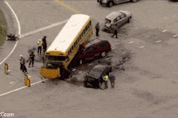 Clip: Lấy trộm ô tô, thiếu nữ 13 tuổi gây hậu quả đáng sợ