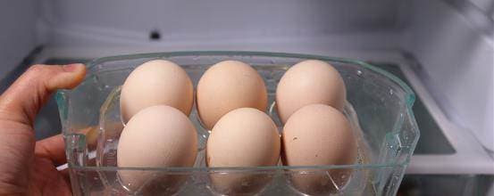 Để trứng trong tủ lạnh như thế này rất dễ thành trứng hư, nhiều người trong gia đình vẫn đang làm sai cách-3