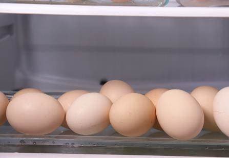 Để trứng trong tủ lạnh như thế này rất dễ thành trứng hư, nhiều người trong gia đình vẫn đang làm sai cách-4