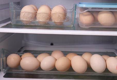 Để trứng trong tủ lạnh như thế này rất dễ thành trứng hư, nhiều người trong gia đình vẫn đang làm sai cách-5