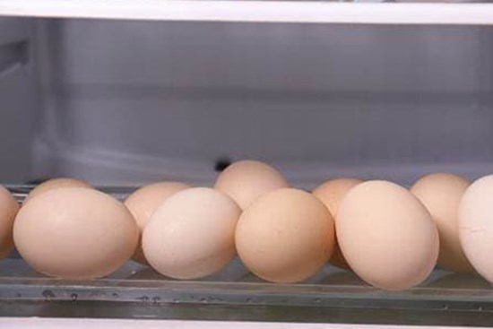 Để trứng trong tủ lạnh như thế này rất dễ thành 'trứng hư', nhiều người trong gia đình vẫn đang làm sai cách