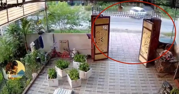 Clip ô tô lao như tên bắn trên quốc lộ, tông chết người đi xe máy-1