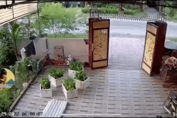 Clip ô tô lao như tên bắn trên quốc lộ, tông chết người đi xe máy