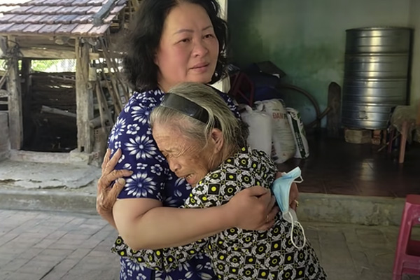 TP.HCM: Cảnh sát phá cửa giải cứu 9 người bị mắc kẹt trong thang máy-2