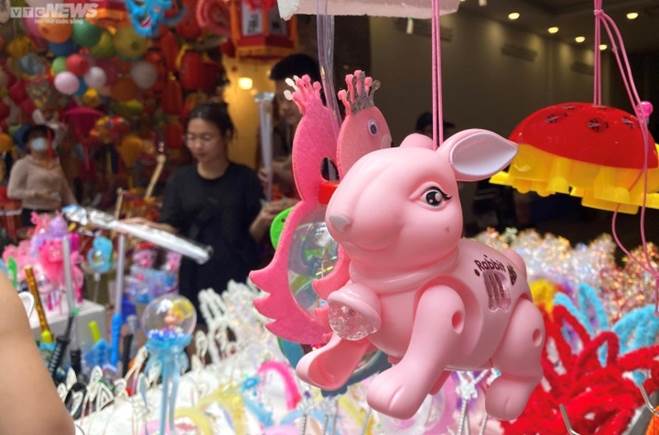 Khách nườm nượp mua đồ chơi trung thu, tiểu thương vẫn than kém xa trước dịch-10