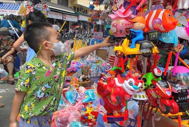 Khách nườm nượp mua đồ chơi trung thu, tiểu thương vẫn than kém xa trước dịch-11
