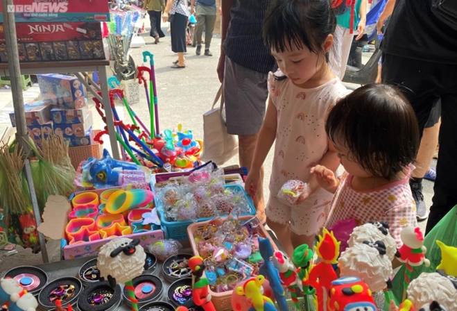 Khách nườm nượp mua đồ chơi trung thu, tiểu thương vẫn than kém xa trước dịch-12