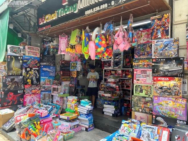 Khách nườm nượp mua đồ chơi trung thu, tiểu thương vẫn than kém xa trước dịch-13