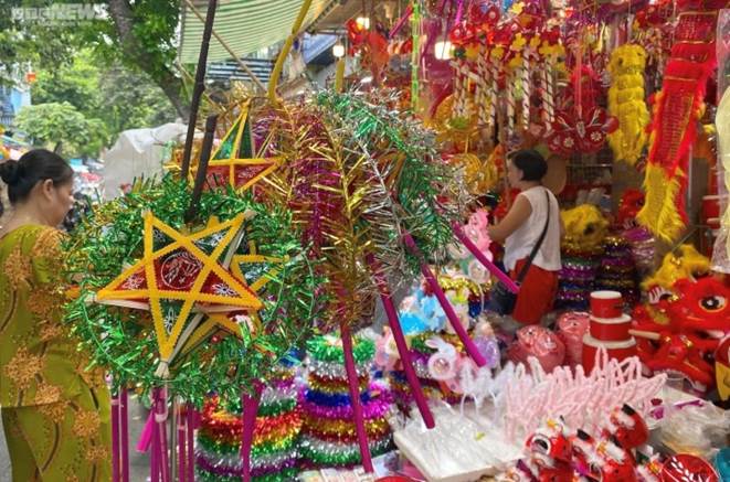 Khách nườm nượp mua đồ chơi trung thu, tiểu thương vẫn than kém xa trước dịch-2