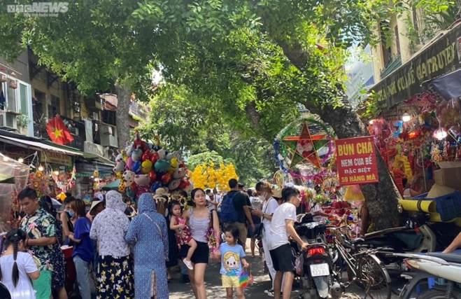 Khách nườm nượp mua đồ chơi trung thu, tiểu thương vẫn than kém xa trước dịch-3