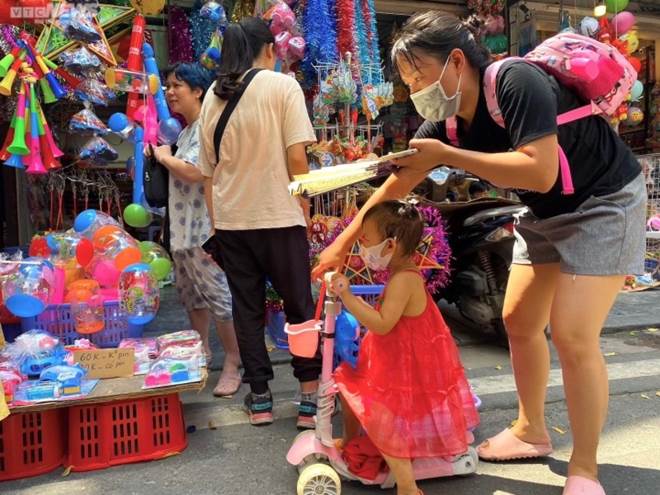 Khách nườm nượp mua đồ chơi trung thu, tiểu thương vẫn than kém xa trước dịch-4
