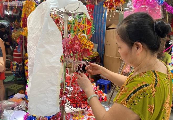 Khách nườm nượp mua đồ chơi trung thu, tiểu thương vẫn than kém xa trước dịch-5