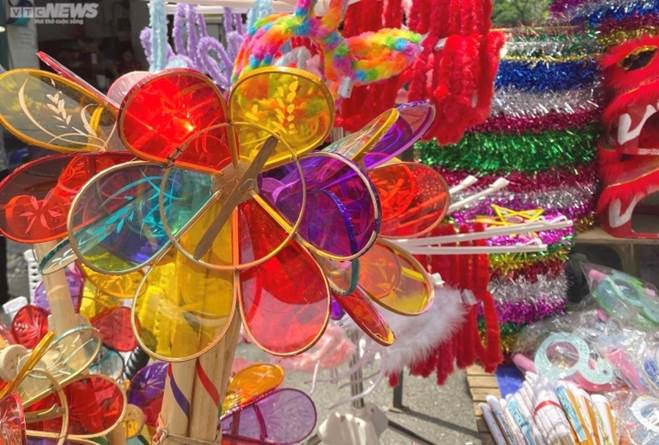 Khách nườm nượp mua đồ chơi trung thu, tiểu thương vẫn than kém xa trước dịch-6