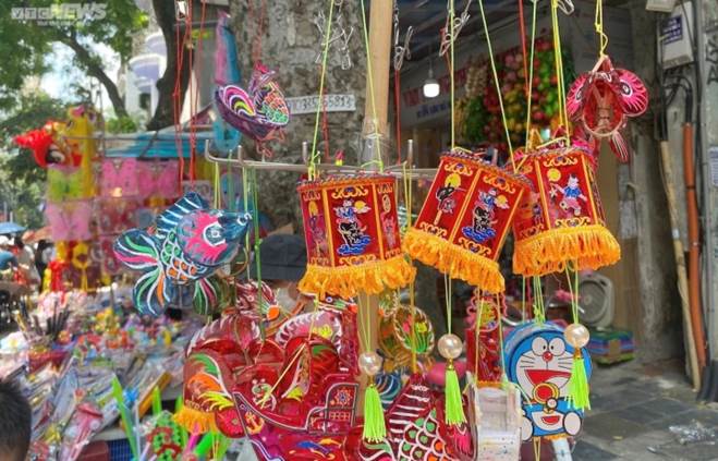 Khách nườm nượp mua đồ chơi trung thu, tiểu thương vẫn than kém xa trước dịch-7