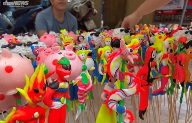 Khách nườm nượp mua đồ chơi trung thu, tiểu thương vẫn than kém xa trước dịch-8