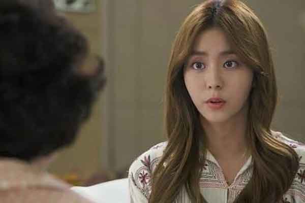 Vợ làm osin nuôi cả nhà, chồng ghen gửi clip đập ảnh cưới để dằn mặt-1