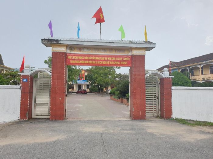 Hiệu trưởng trần tình vụ học sinh lớp 1 phải đóng tiền bàn ghế-1