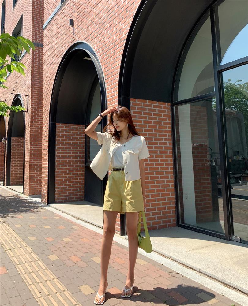 Xu hướng năm nay là mặc áo dáng lửng để trông thật trẻ trung và cao thêm 5 phân-4