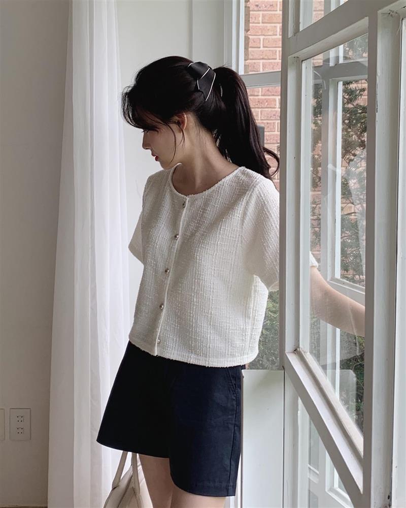 Xu hướng năm nay là mặc áo dáng lửng để trông thật trẻ trung và cao thêm 5 phân-10