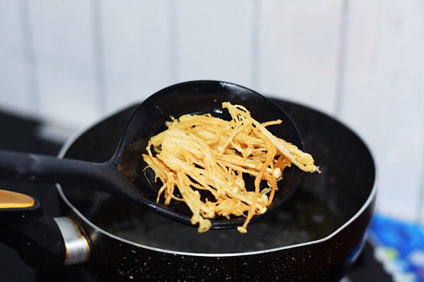 Nấm kim châm mà mang chiên giòn thì ngon hết cỡ, ai ăn cũng tấm tắc khen!-5