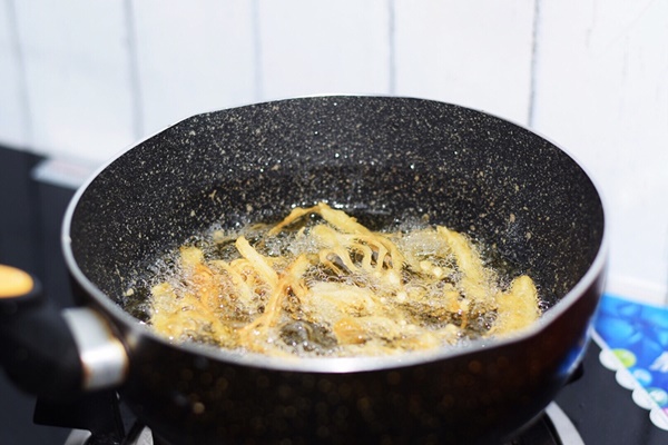 Nấm kim châm mà mang chiên giòn thì ngon hết cỡ, ai ăn cũng tấm tắc khen!-6