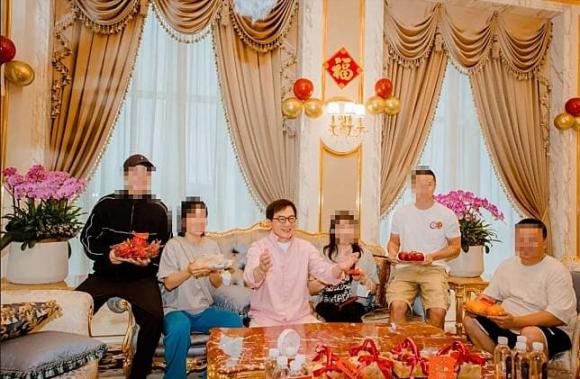 Thành Long bị chỉ trích khi đi trực thăng mua nhà mới hơn 135 tỷ đồng, nhìn nội thất dát vàng bên trong khiến dân tình không khỏi choáng ngợp-6