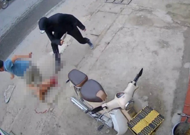 Lộ diện nhóm đối tượng chém lìa chân người đàn ông đang đi bộ trên vỉa hè ở huyện Thường Tín-1