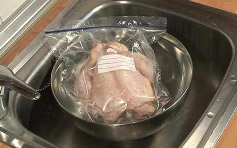 Rã đông thịt gà đừng ngâm vào nước: Đây là 3 cách rã đông thịt gà nhanh, thịt ngon, không bị mất chất-3