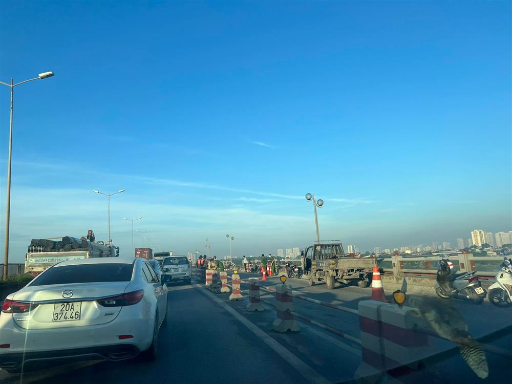 Xe đầu kéo húc đổ lan can cầu Thanh Trì rơi xuống sông Hồng-1