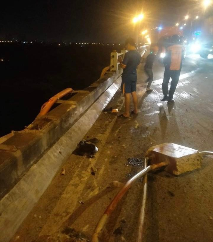 Xe đầu kéo húc đổ lan can cầu Thanh Trì rơi xuống sông Hồng-2