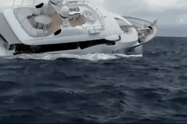 Khoảnh khắc siêu du thuyền bất ngờ chìm nghỉm trên biển Địa Trung Hải
