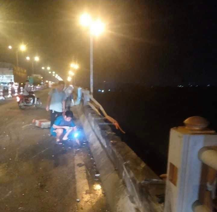 Xe đầu kéo húc đổ lan can cầu Thanh Trì rơi xuống sông Hồng-3