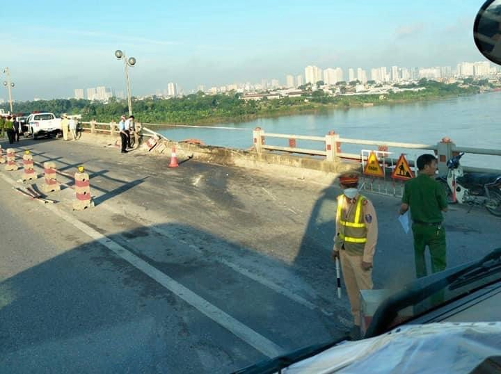 Xe đầu kéo húc đổ lan can cầu Thanh Trì rơi xuống sông Hồng-4