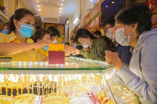 Giá vàng hôm nay 30/8: USD vọt đỉnh 20 năm, vàng ồ ạt lao dốc