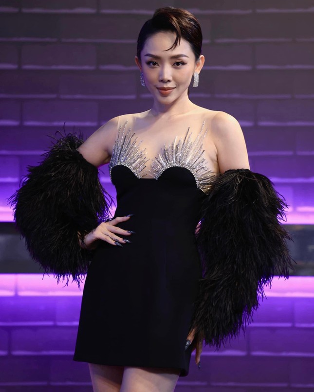 Đụng hàng từ Tiểu Vy đến Ngọc Châu, Tóc Tiên khoe dáng nóng bỏng không kém hai nàng Hậu-2