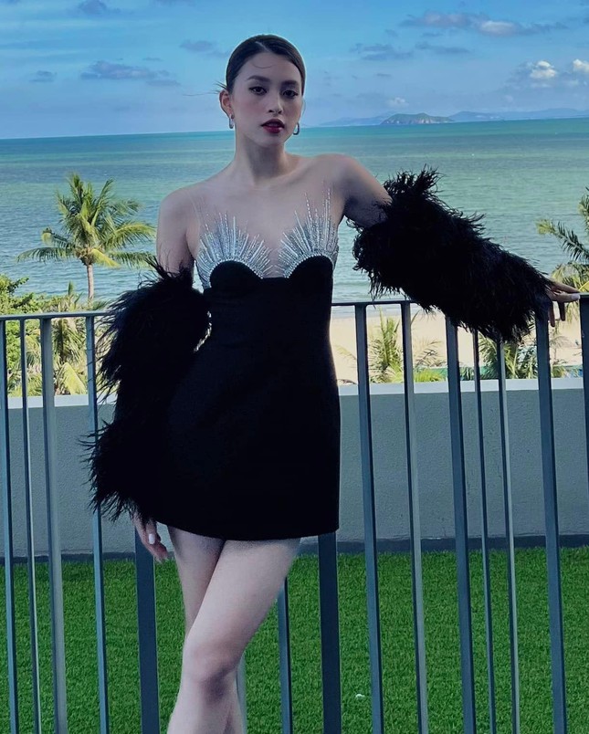 Đụng hàng từ Tiểu Vy đến Ngọc Châu, Tóc Tiên khoe dáng nóng bỏng không kém hai nàng Hậu-5