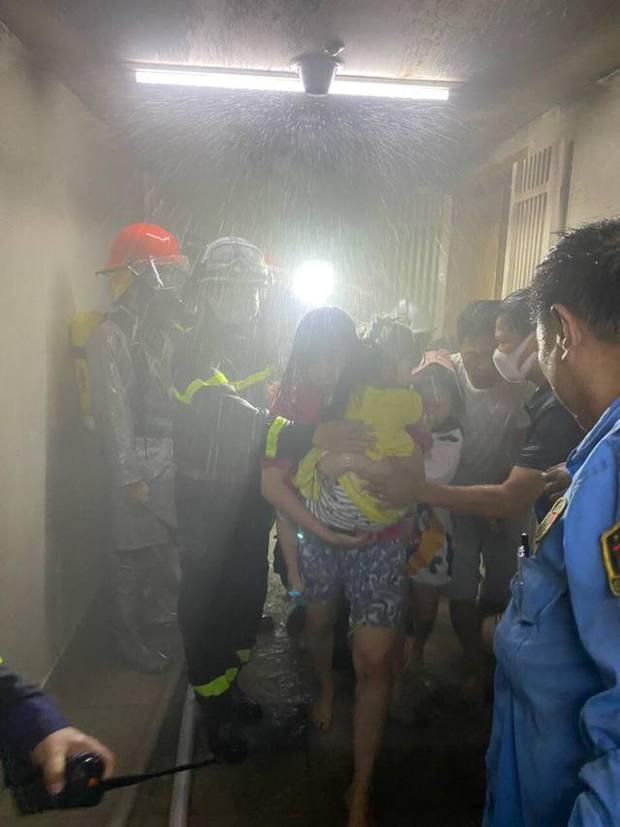 Hà Nội: Cứu sống 4 người từ đám cháy tại tầng 10 chung cư ở Hà Đông-1