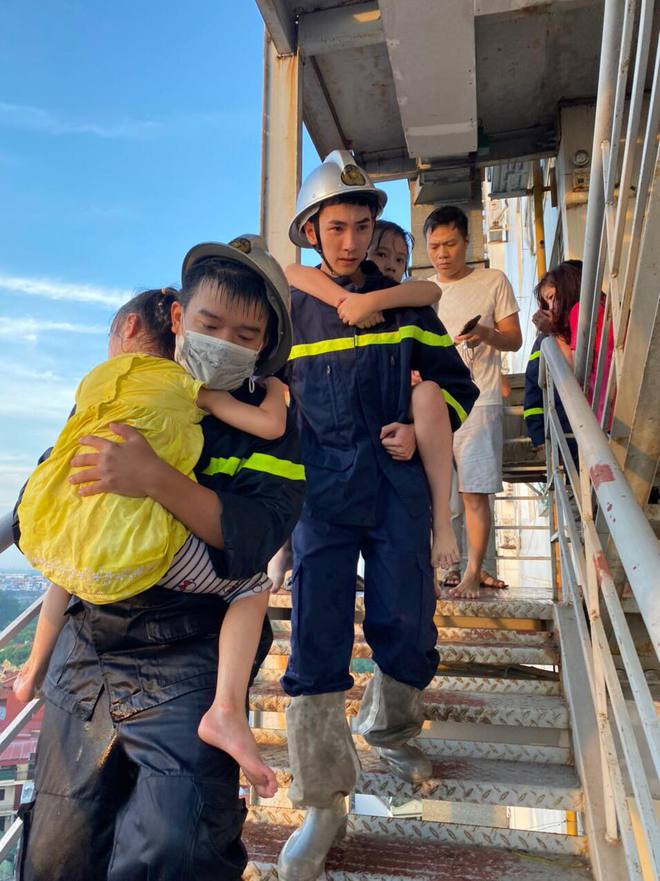 Hà Nội: Cứu sống 4 người từ đám cháy tại tầng 10 chung cư ở Hà Đông-2