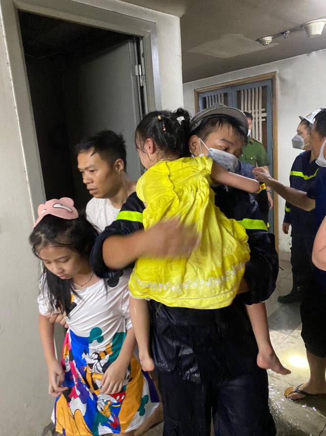 Hà Nội: Cứu sống 4 người từ đám cháy tại tầng 10 chung cư ở Hà Đông-3