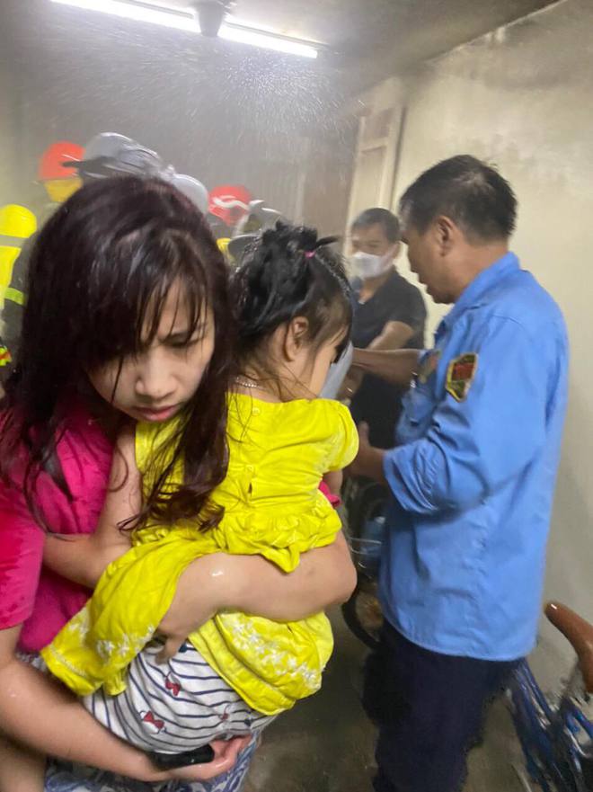 Hà Nội: Cứu sống 4 người từ đám cháy tại tầng 10 chung cư ở Hà Đông-4