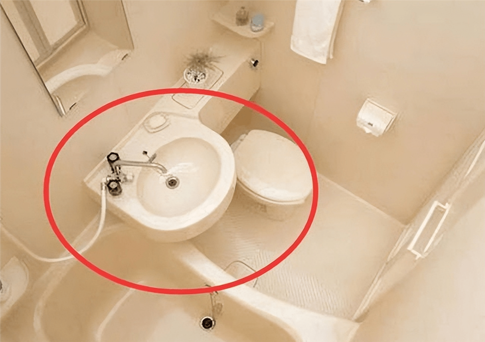 Nhà vệ sinh mini 2m2 vẫn có đủ bồn tắm và mọi yếu tố thiết yếu, nhỏ xinh mà tiện lợi-1