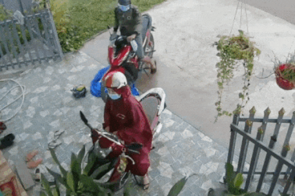 Bị giật điện thoại lúc đang chụp hình, 4 cô gái đuổi theo kẻ cướp trong tuyệt vọng-1