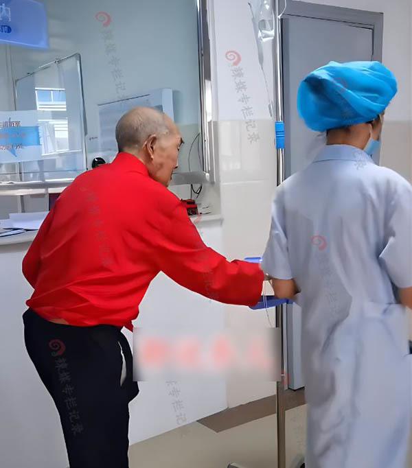 Cụ ông 85 tuổi lủi thủi đi viện, 5 đứa con chẳng ai thèm đoái hoài-1