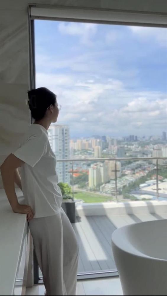 Hoa hậu Phương Khánh khoe từng ngóc ngách trong penthouse view triệu đô vừa tậu-6
