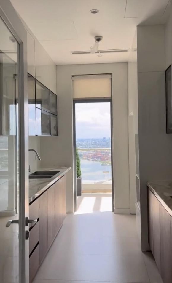 Hoa hậu Phương Khánh khoe từng ngóc ngách trong penthouse view triệu đô vừa tậu-9