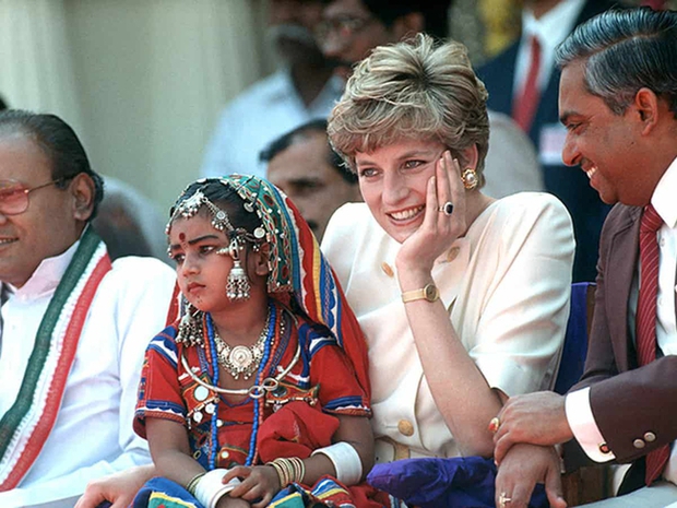 Kỷ niệm 25 năm ngày mất Công nương Diana: Loạt khoảnh khắc đặc biệt chưa từng thấy trong cuộc đời của huyền thoại bất tử-10