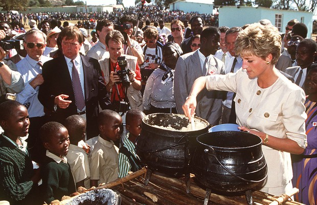 Kỷ niệm 25 năm ngày mất Công nương Diana: Loạt khoảnh khắc đặc biệt chưa từng thấy trong cuộc đời của huyền thoại bất tử-16