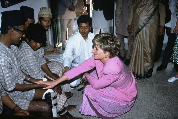 Kỷ niệm 25 năm ngày mất Công nương Diana: Loạt khoảnh khắc đặc biệt chưa từng thấy trong cuộc đời của huyền thoại bất tử-18