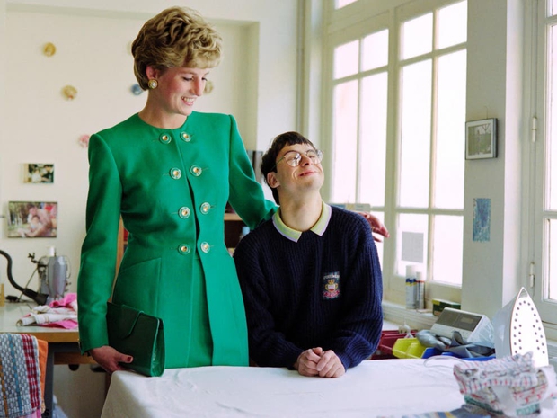Kỷ niệm 25 năm ngày mất Công nương Diana: Loạt khoảnh khắc đặc biệt chưa từng thấy trong cuộc đời của huyền thoại bất tử-19
