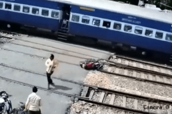 Cố băng qua đường sắt, người đàn ông suýt bị tàu tông trúng